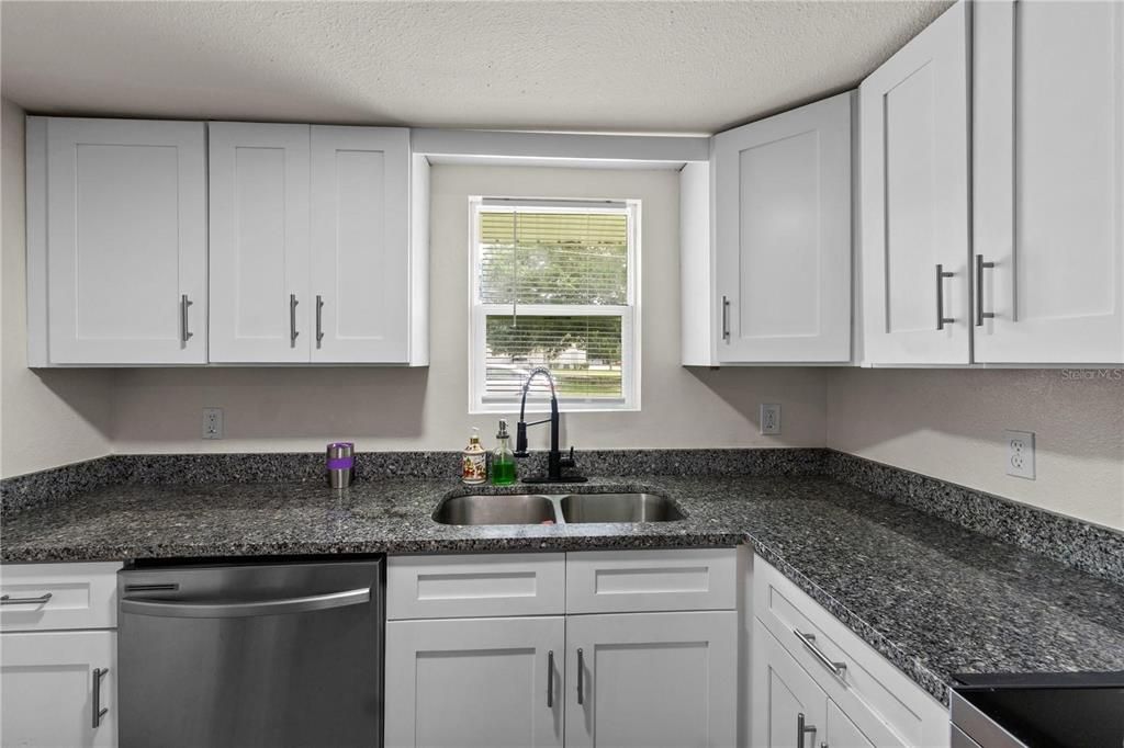 For Sale: $218,000 (2 beds, 1 baths, 780 Square Feet)