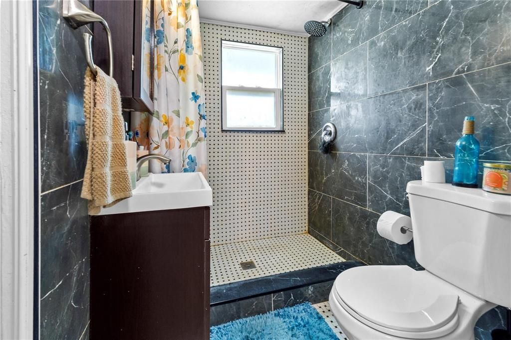 For Sale: $218,000 (2 beds, 1 baths, 780 Square Feet)
