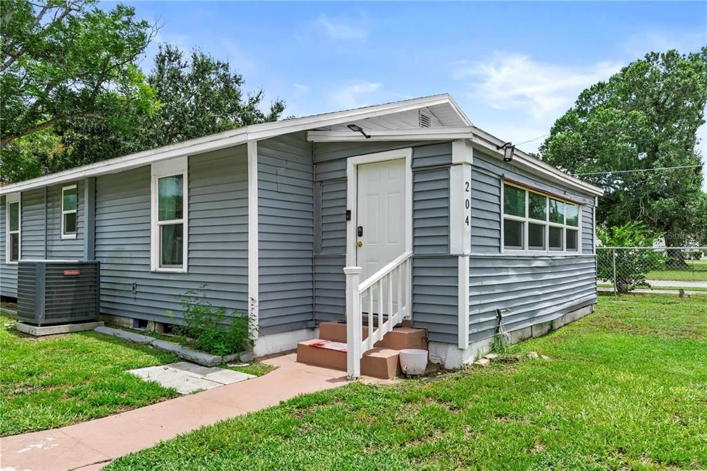 For Sale: $218,000 (2 beds, 1 baths, 780 Square Feet)