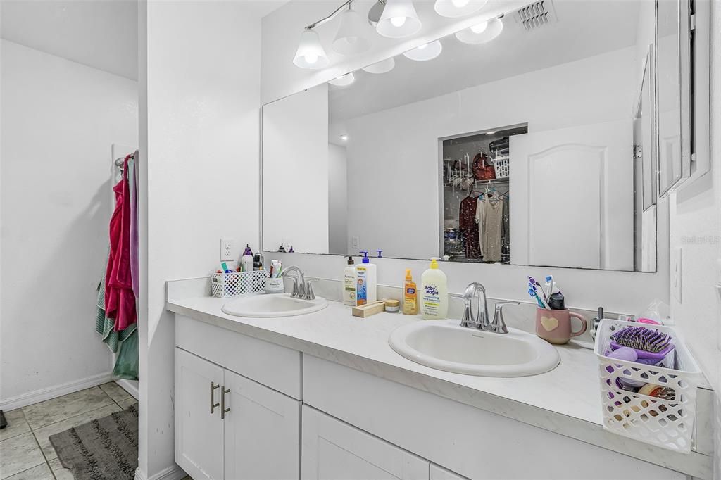For Sale: $290,000 (4 beds, 2 baths, 1893 Square Feet)