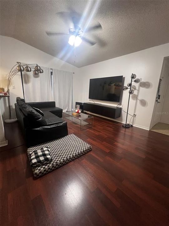 For Rent: $1,695 (2 beds, 1 baths, 914 Square Feet)
