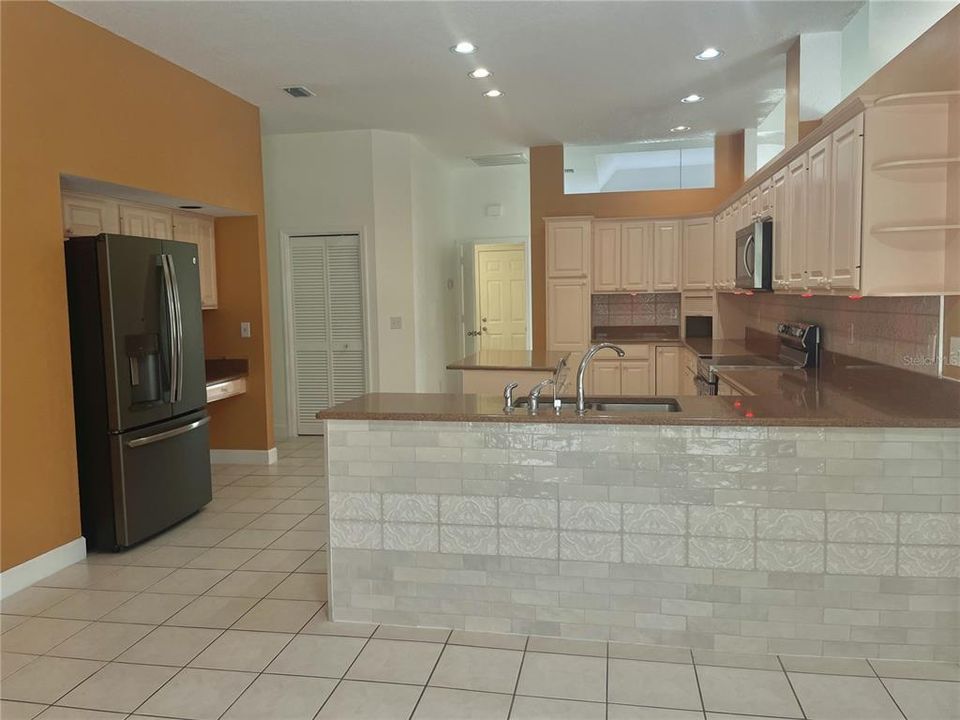 En Venta: $829,900 (5 camas, 3 baños, 3057 Pies cuadrados)