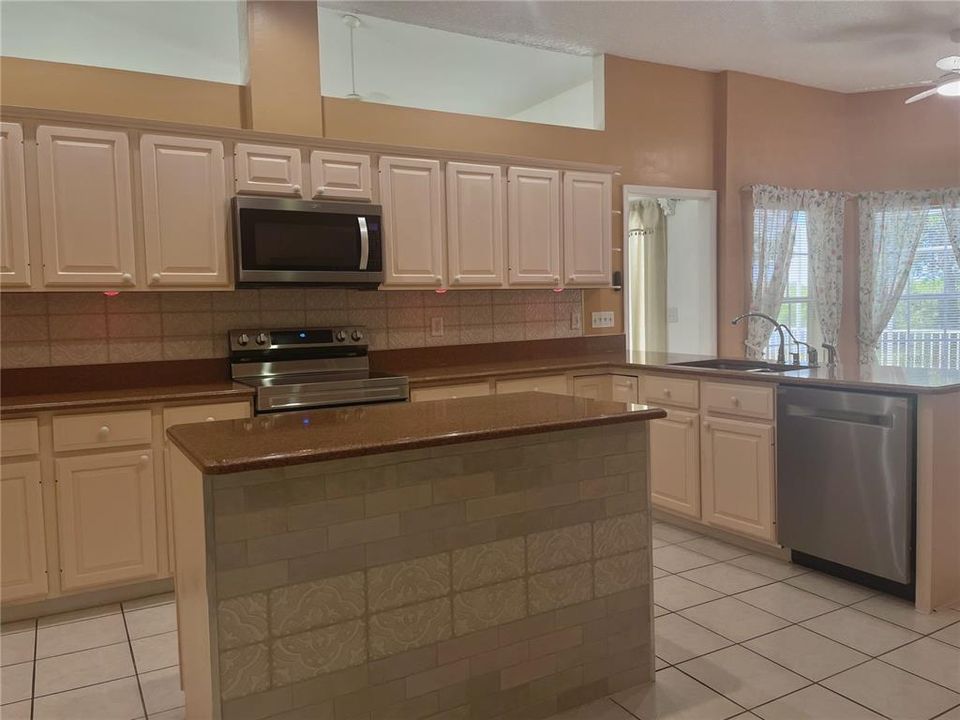 En Venta: $829,900 (5 camas, 3 baños, 3057 Pies cuadrados)