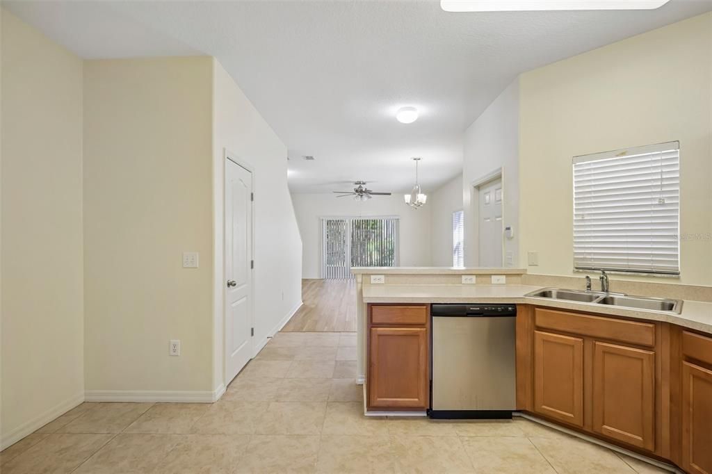 待售: $250,000 (4 贝兹, 3 浴室, 1479 平方英尺)