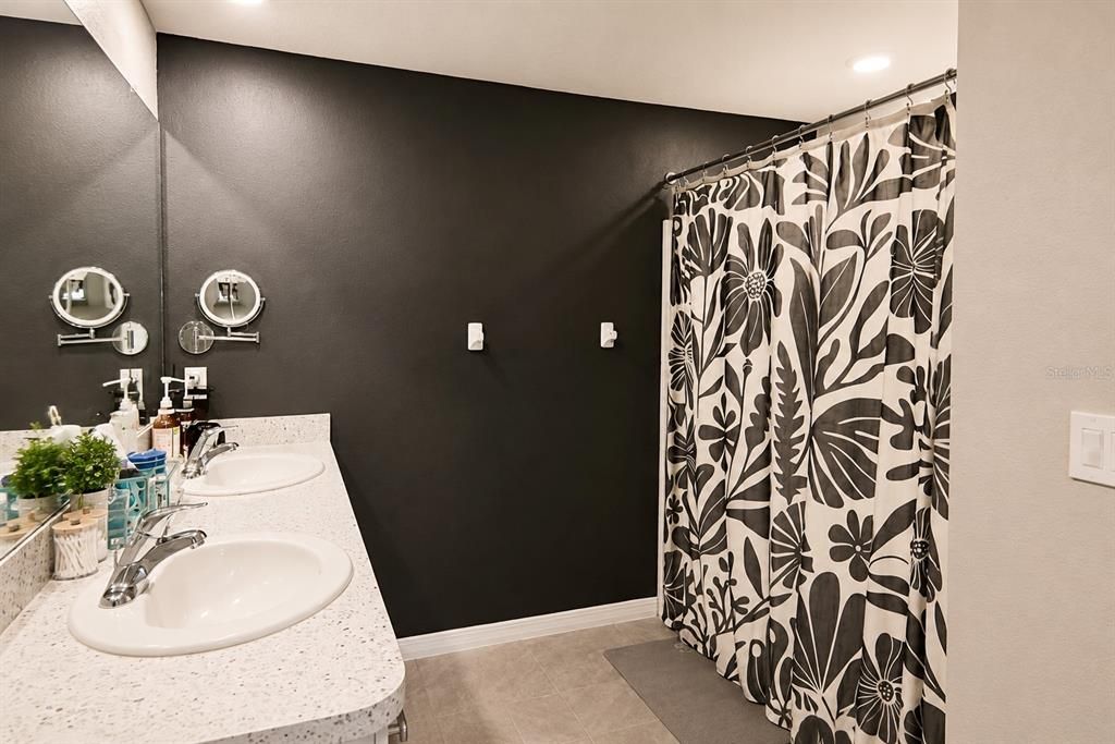 For Sale: $325,000 (3 beds, 2 baths, 1690 Square Feet)