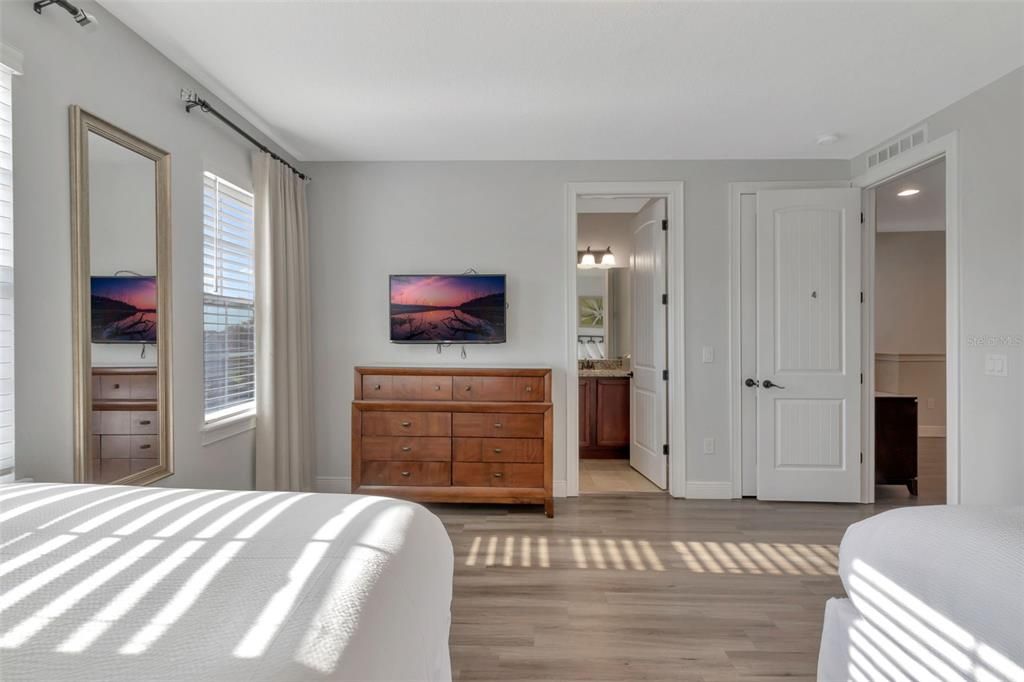 For Sale: $965,000 (11 beds, 10 baths, 4707 Square Feet)