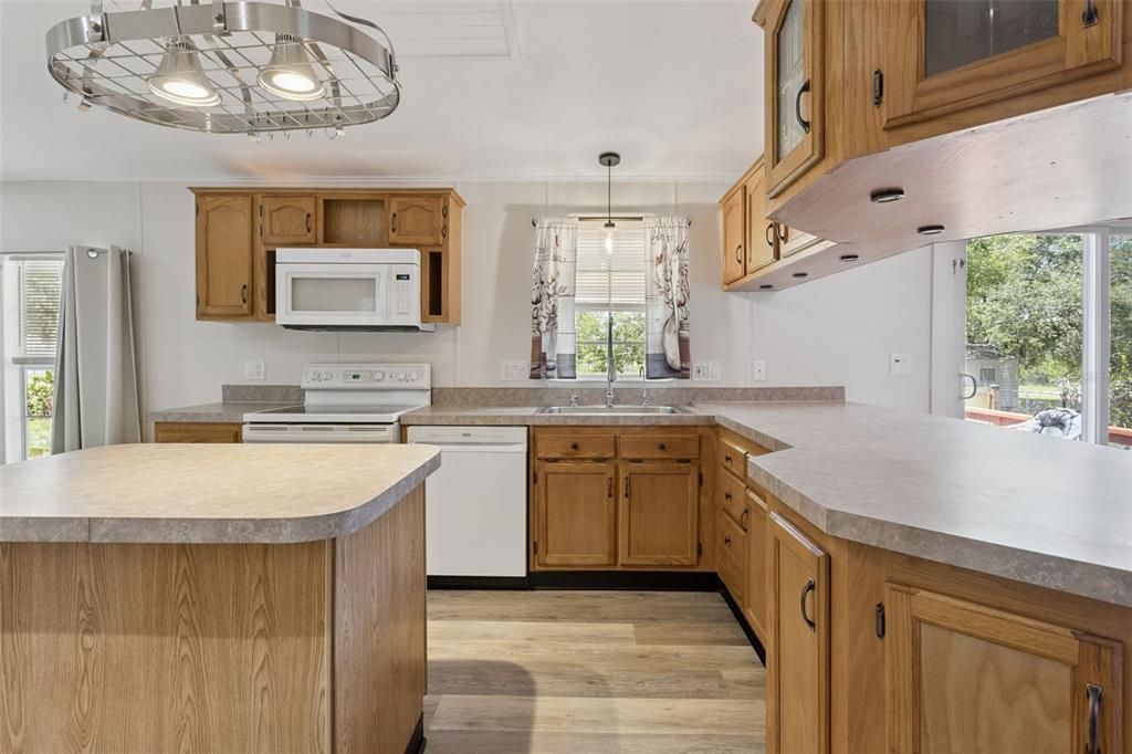 For Sale: $225,000 (3 beds, 2 baths, 1566 Square Feet)
