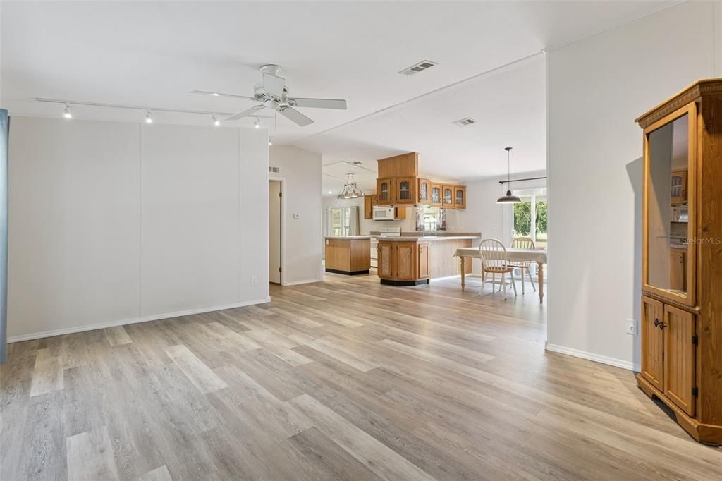 For Sale: $225,000 (3 beds, 2 baths, 1566 Square Feet)