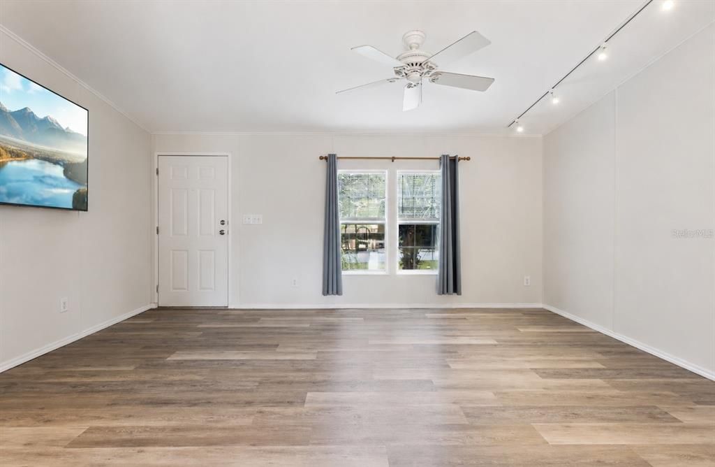For Sale: $225,000 (3 beds, 2 baths, 1566 Square Feet)