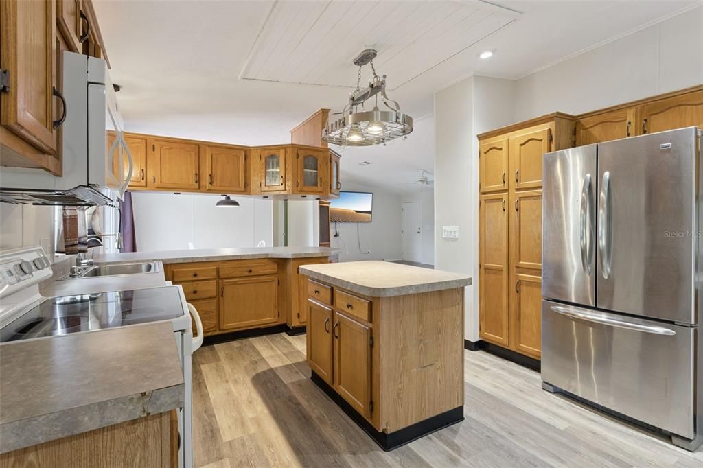 For Sale: $225,000 (3 beds, 2 baths, 1566 Square Feet)