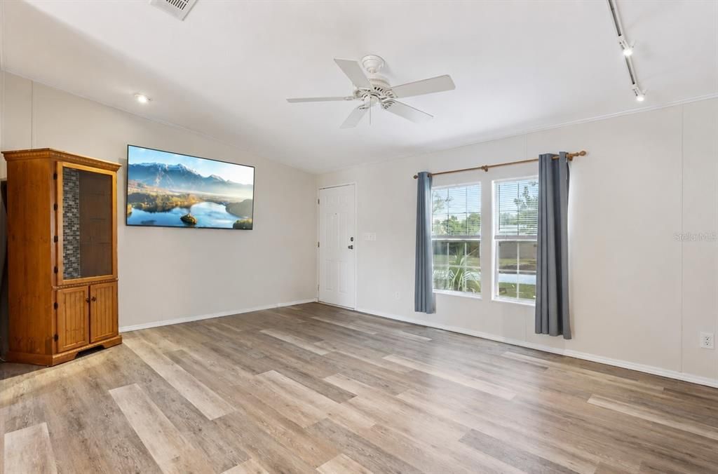 For Sale: $225,000 (3 beds, 2 baths, 1566 Square Feet)