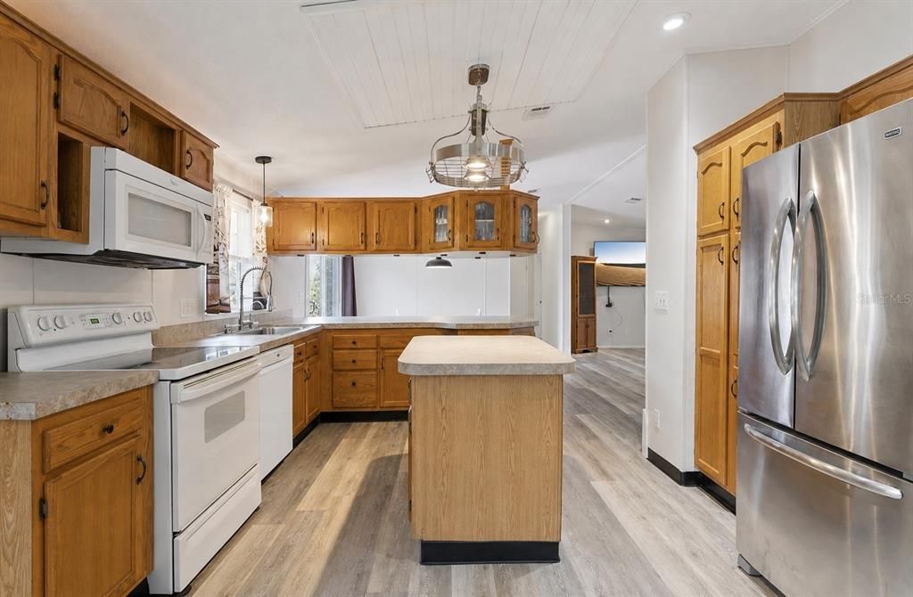 For Sale: $225,000 (3 beds, 2 baths, 1566 Square Feet)
