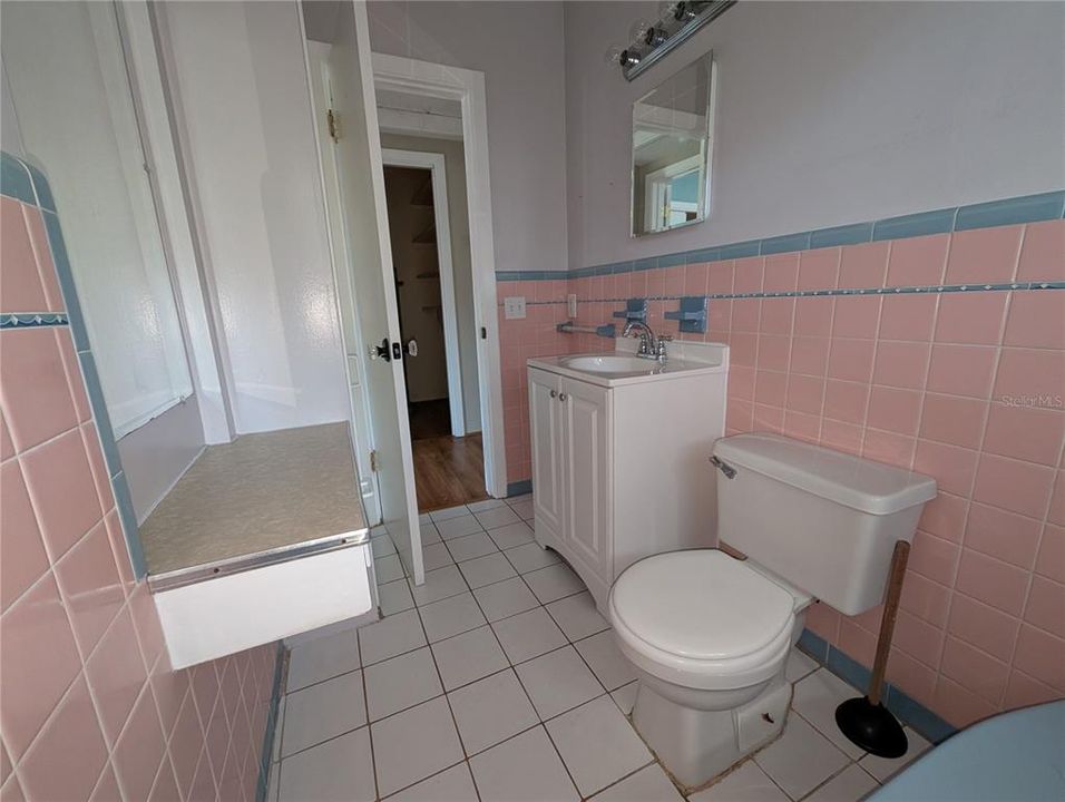 For Rent: $1,700 (1 beds, 1 baths, 2338 Square Feet)