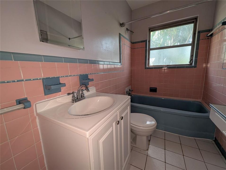 For Rent: $1,700 (1 beds, 1 baths, 2338 Square Feet)
