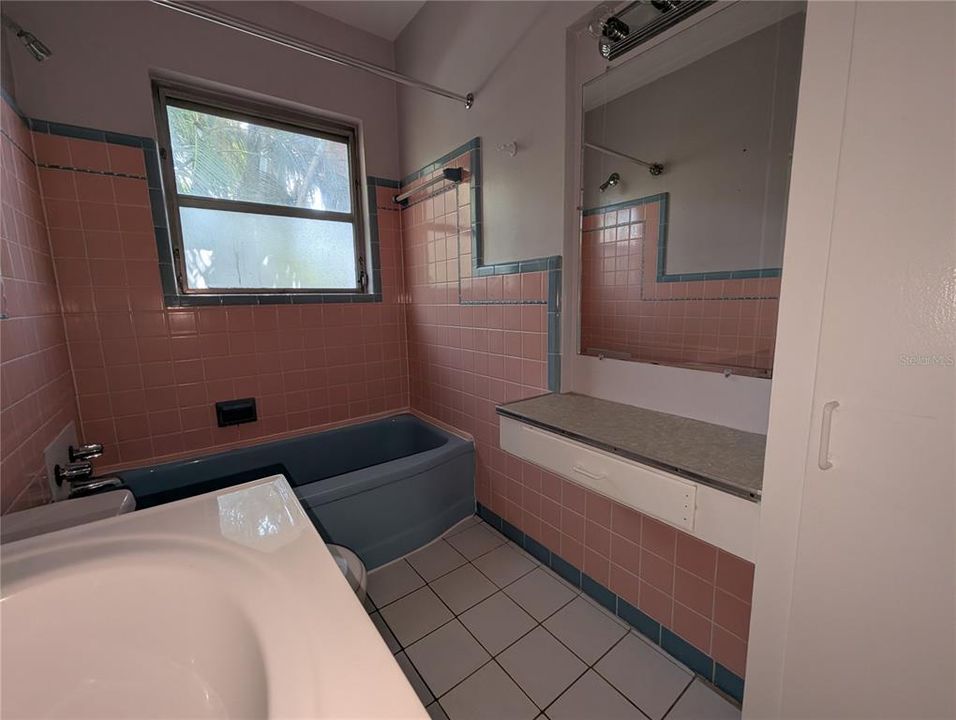 For Rent: $1,700 (1 beds, 1 baths, 2338 Square Feet)