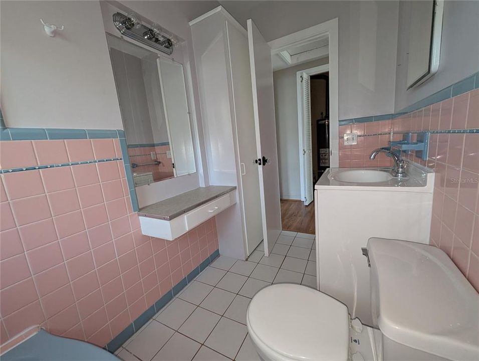 For Rent: $1,700 (1 beds, 1 baths, 2338 Square Feet)