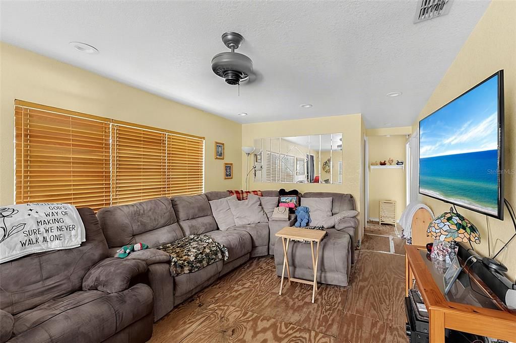 For Sale: $229,990 (4 beds, 1 baths, 1474 Square Feet)