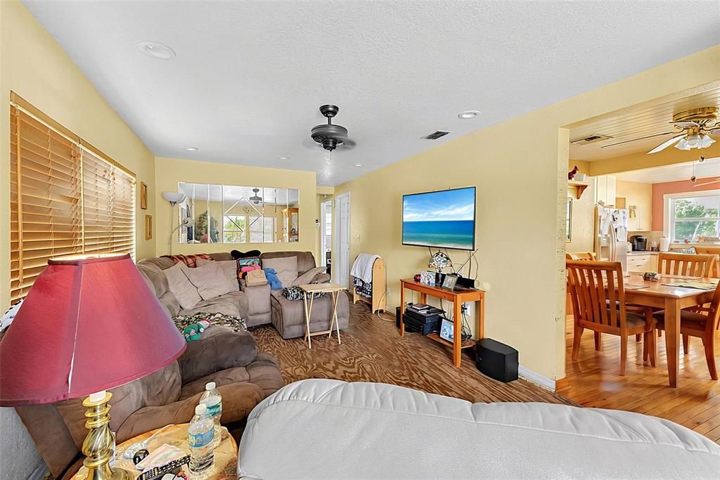 For Sale: $229,990 (4 beds, 1 baths, 1474 Square Feet)