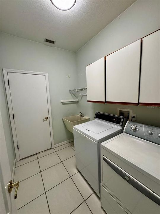 For Rent: $3,000 (2 beds, 2 baths, 2054 Square Feet)