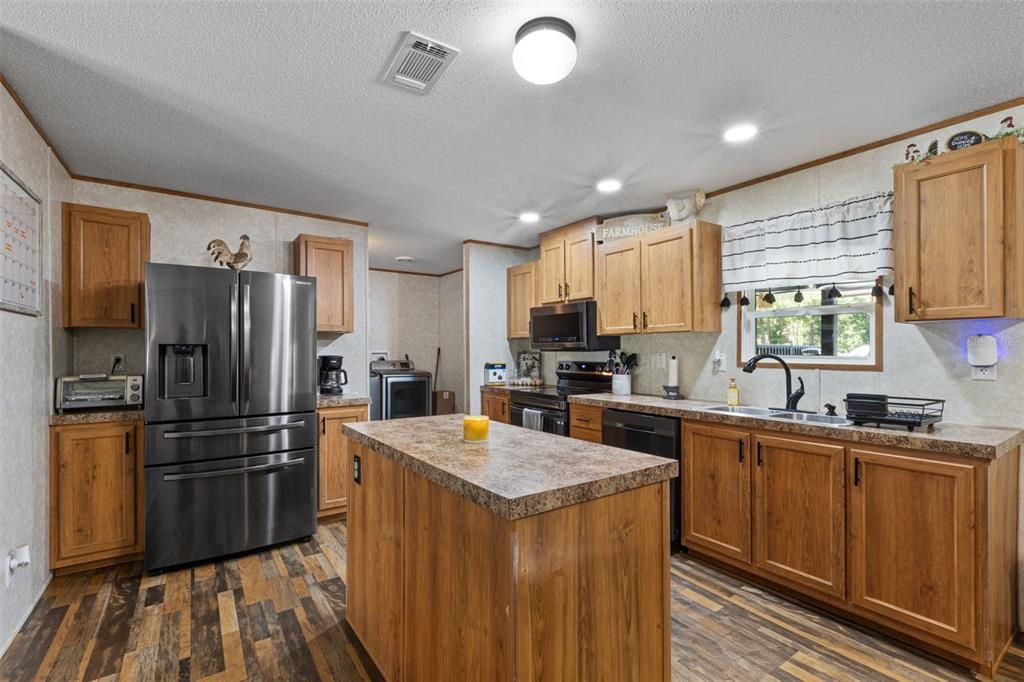 For Sale: $399,900 (4 beds, 2 baths, 1976 Square Feet)