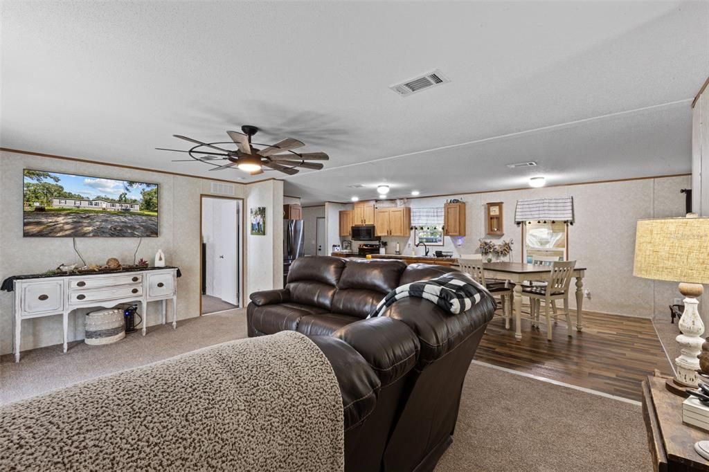 For Sale: $399,900 (4 beds, 2 baths, 1976 Square Feet)