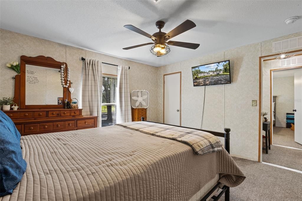 For Sale: $399,900 (4 beds, 2 baths, 1976 Square Feet)