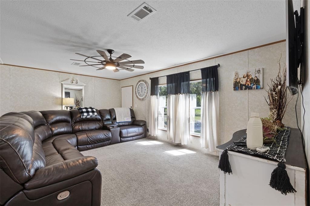 For Sale: $399,900 (4 beds, 2 baths, 1976 Square Feet)