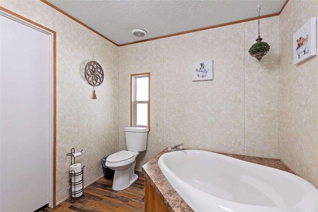For Sale: $399,900 (4 beds, 2 baths, 1976 Square Feet)