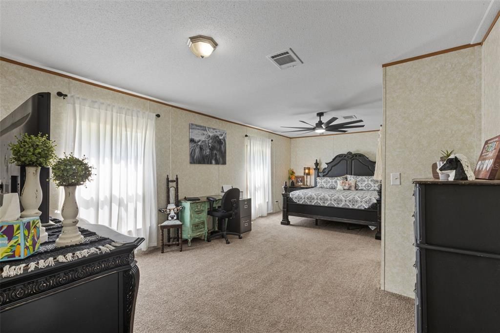 For Sale: $399,900 (4 beds, 2 baths, 1976 Square Feet)