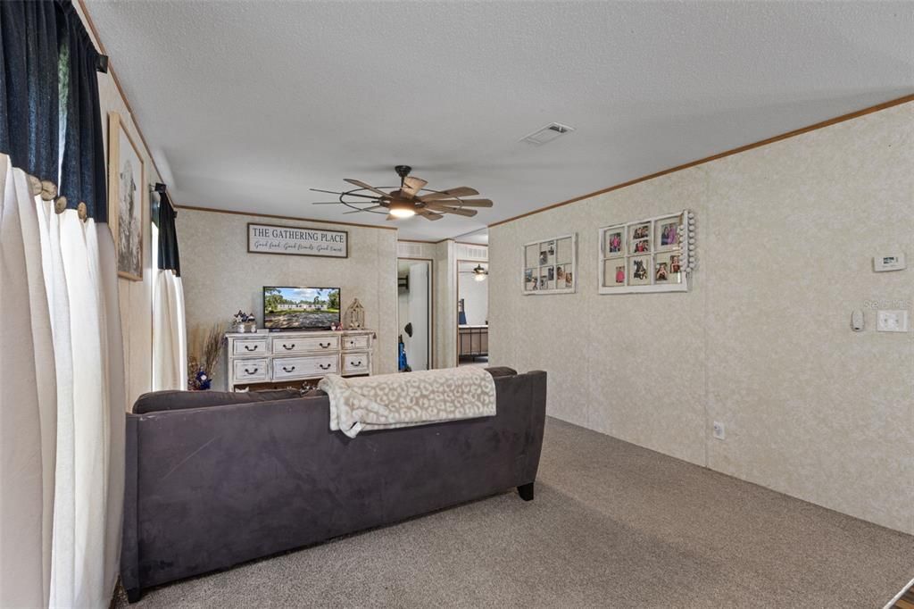 For Sale: $399,900 (4 beds, 2 baths, 1976 Square Feet)