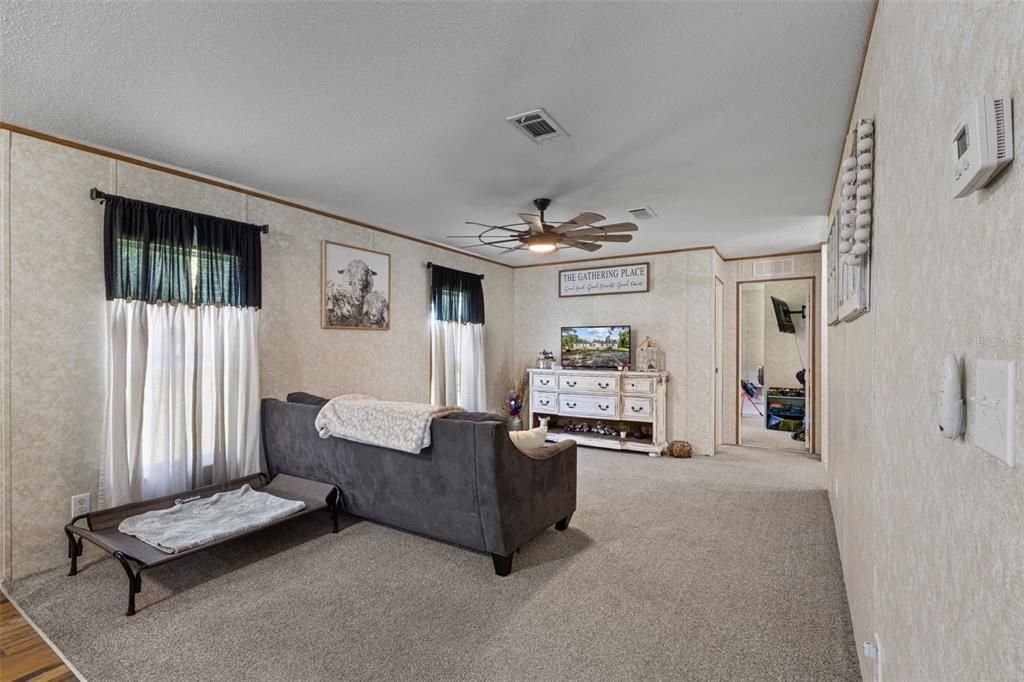 For Sale: $399,900 (4 beds, 2 baths, 1976 Square Feet)