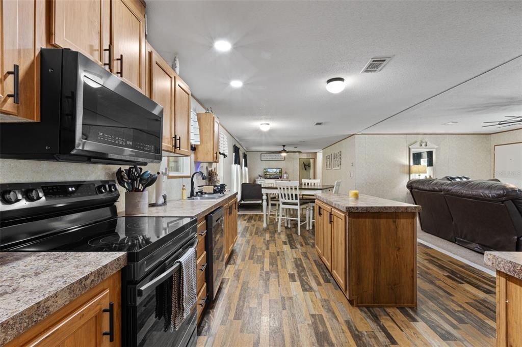 For Sale: $399,900 (4 beds, 2 baths, 1976 Square Feet)