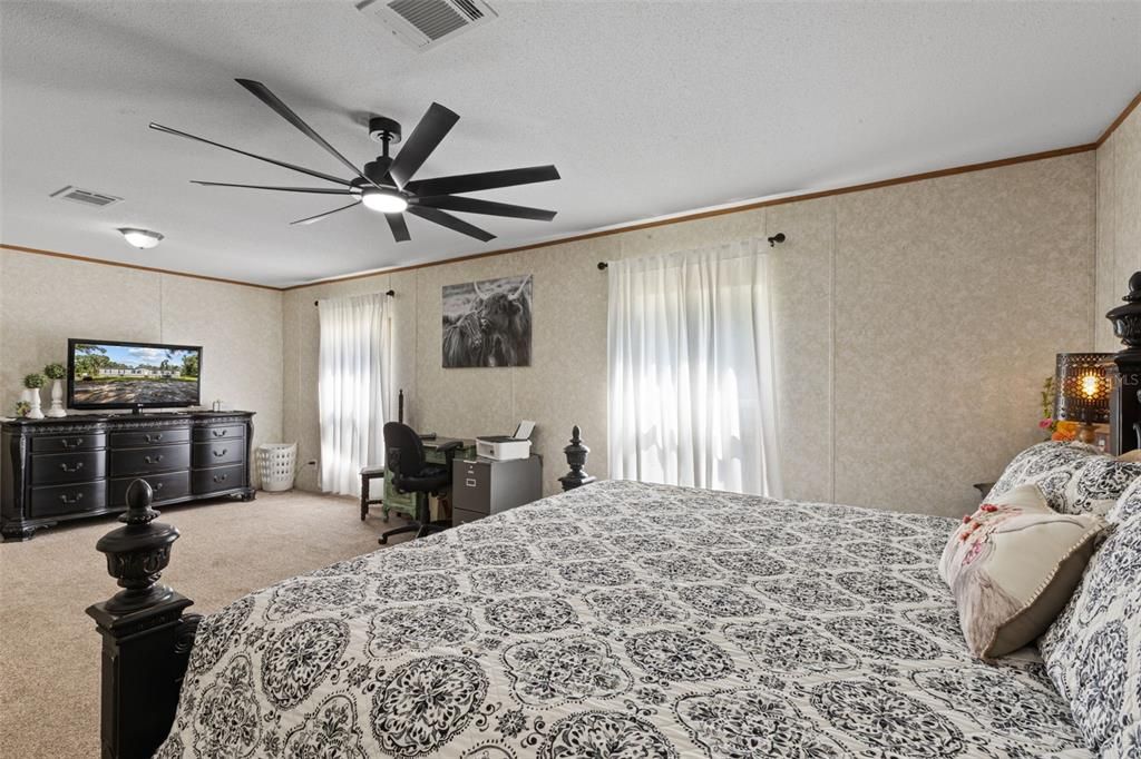 For Sale: $399,900 (4 beds, 2 baths, 1976 Square Feet)