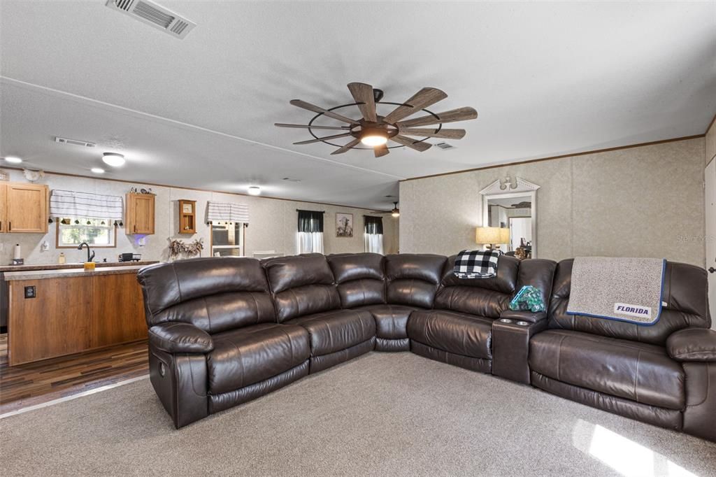 For Sale: $399,900 (4 beds, 2 baths, 1976 Square Feet)