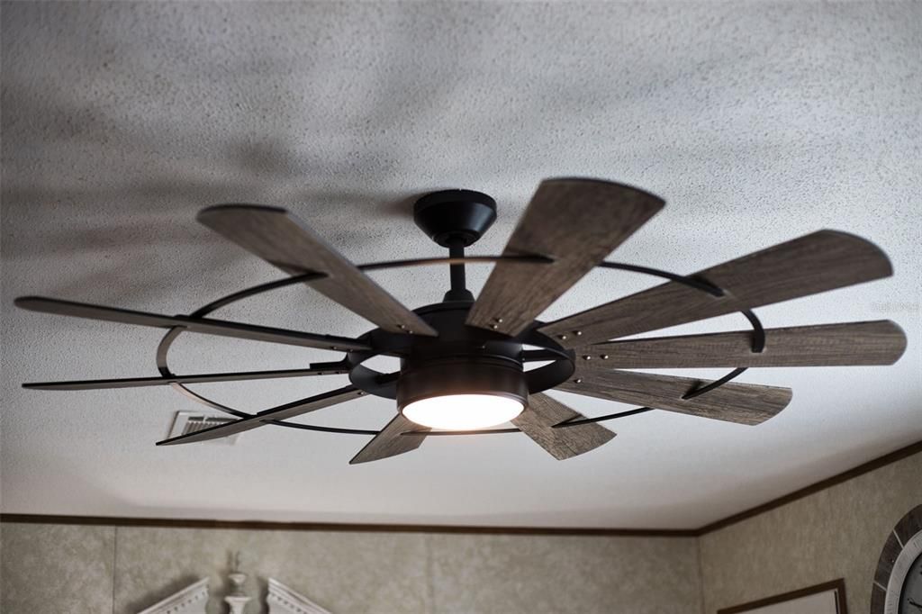 For Sale: $399,900 (4 beds, 2 baths, 1976 Square Feet)