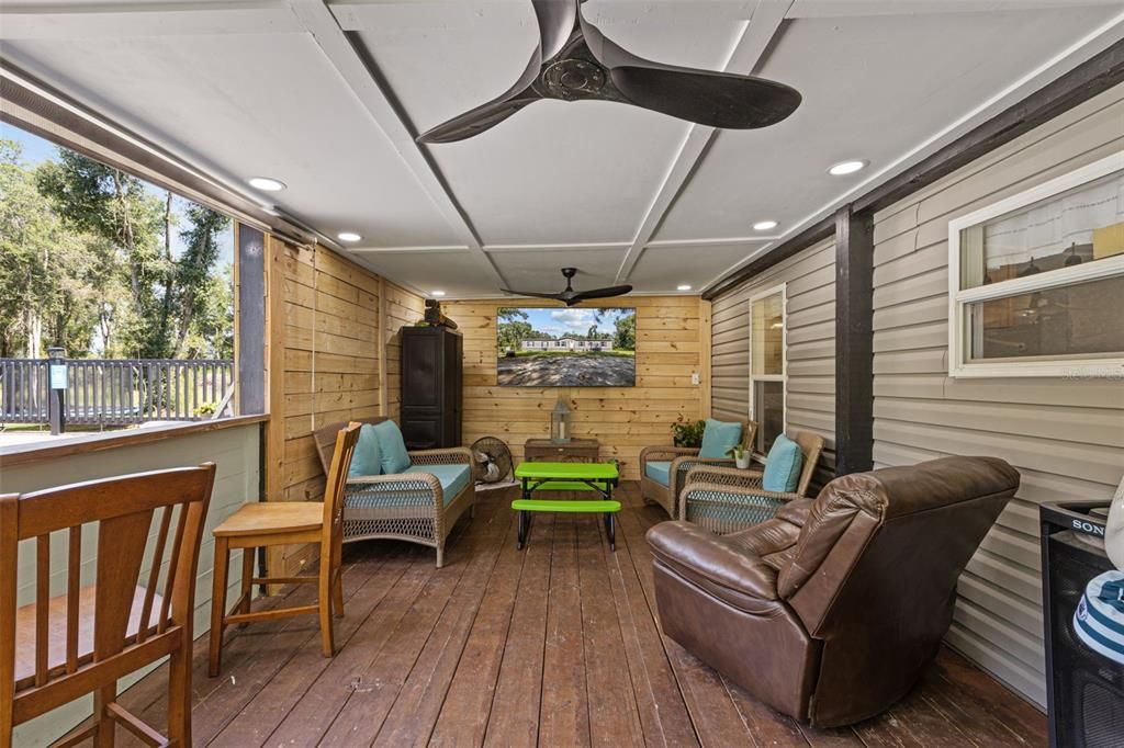 For Sale: $399,900 (4 beds, 2 baths, 1976 Square Feet)