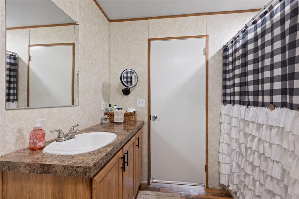 For Sale: $399,900 (4 beds, 2 baths, 1976 Square Feet)
