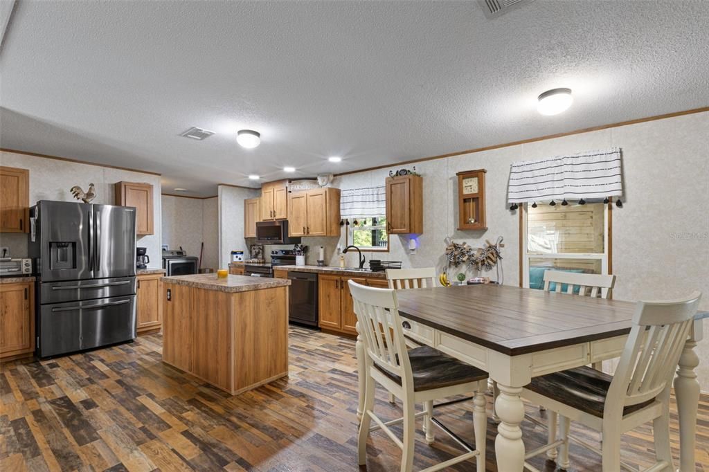 For Sale: $399,900 (4 beds, 2 baths, 1976 Square Feet)