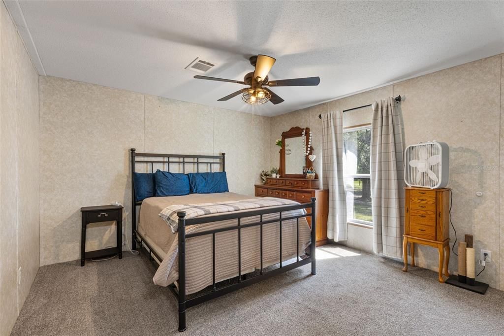 For Sale: $399,900 (4 beds, 2 baths, 1976 Square Feet)