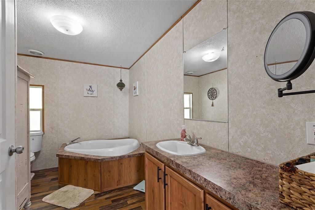 For Sale: $399,900 (4 beds, 2 baths, 1976 Square Feet)