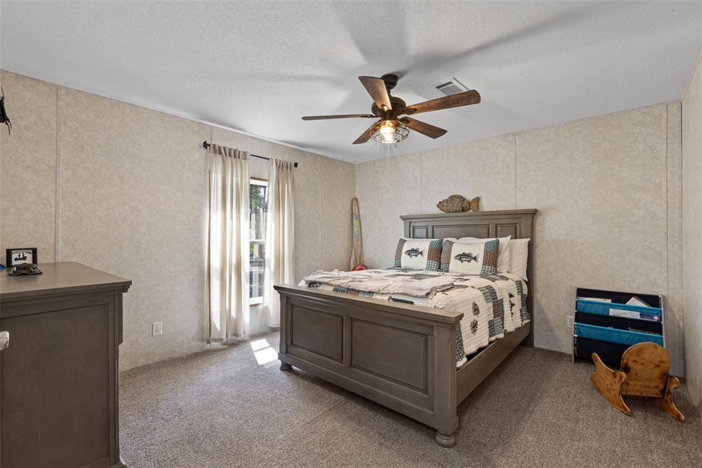 For Sale: $399,900 (4 beds, 2 baths, 1976 Square Feet)