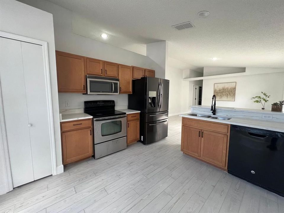 For Sale: $314,900 (3 beds, 2 baths, 1097 Square Feet)