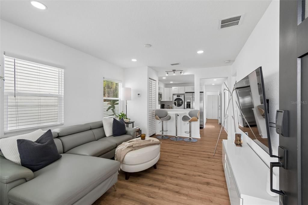 For Rent: $2,700 (2 beds, 1 baths, 643 Square Feet)