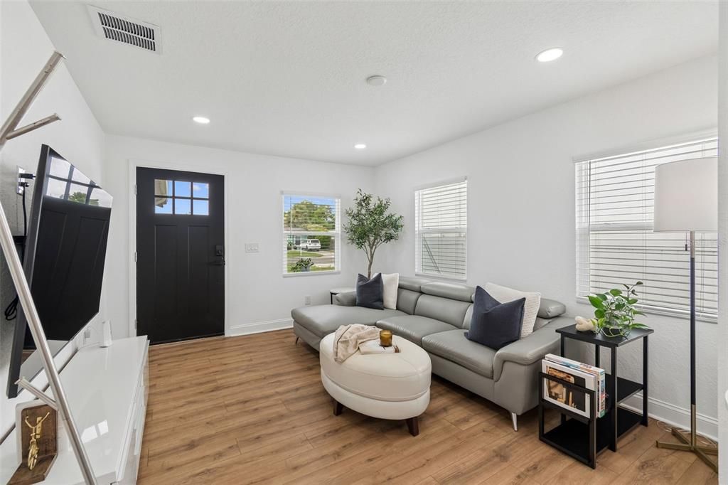 For Rent: $2,700 (2 beds, 1 baths, 643 Square Feet)