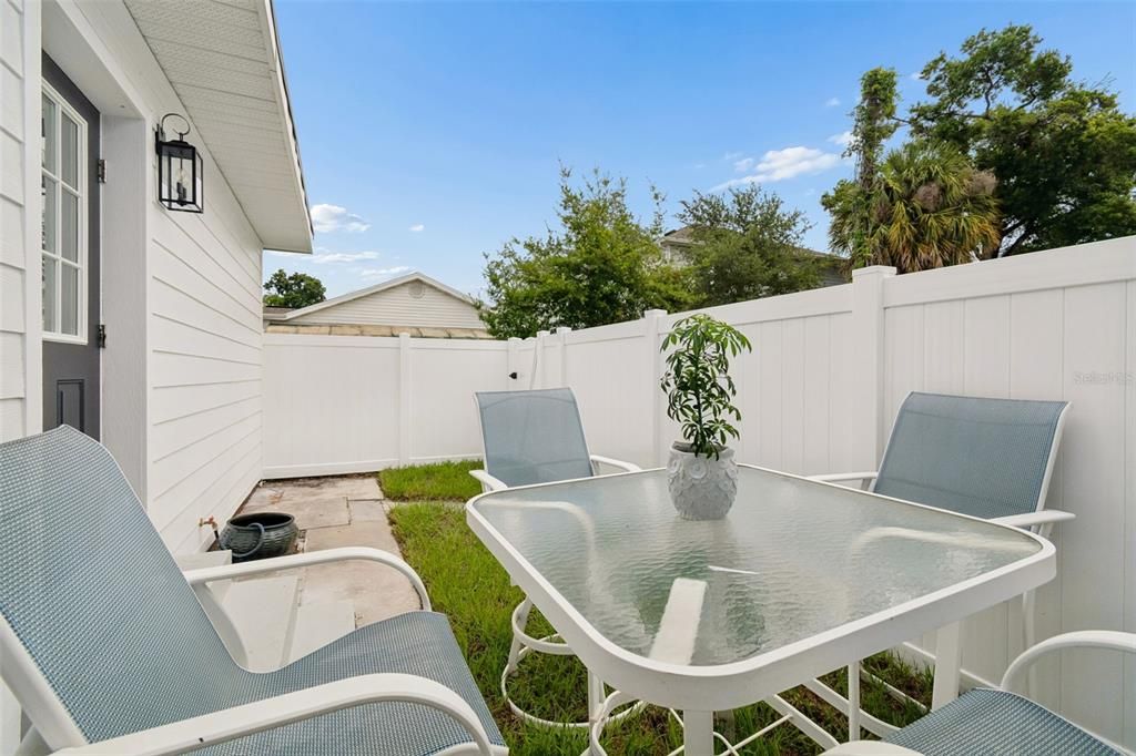 For Rent: $2,700 (2 beds, 1 baths, 643 Square Feet)