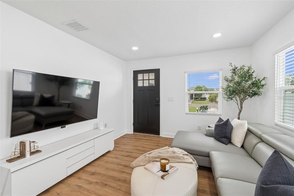 For Rent: $2,700 (2 beds, 1 baths, 643 Square Feet)