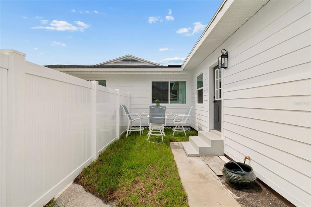 For Rent: $2,700 (2 beds, 1 baths, 643 Square Feet)