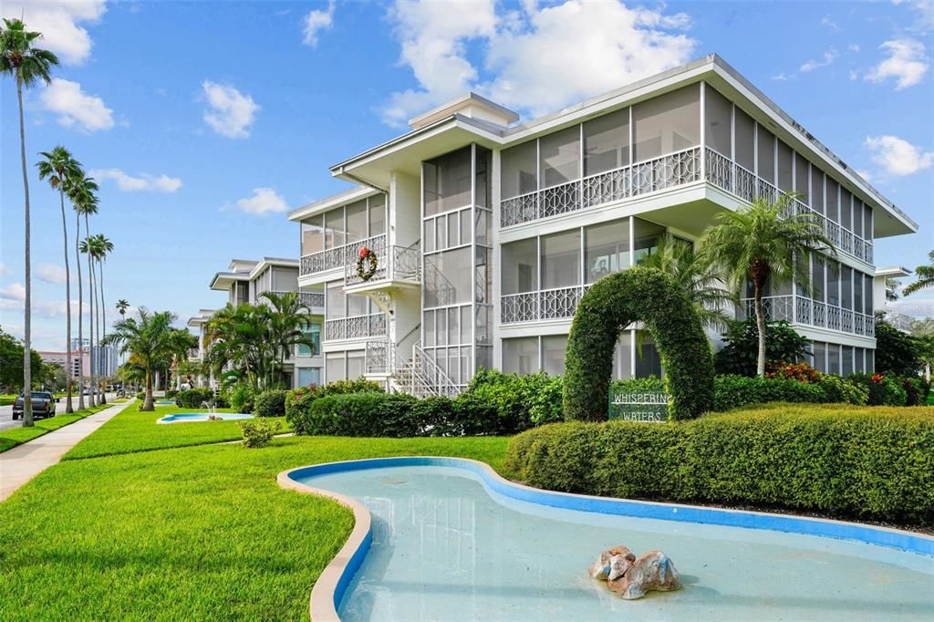 Recently Sold: $580,000 (2 beds, 1 baths, 925 Square Feet)