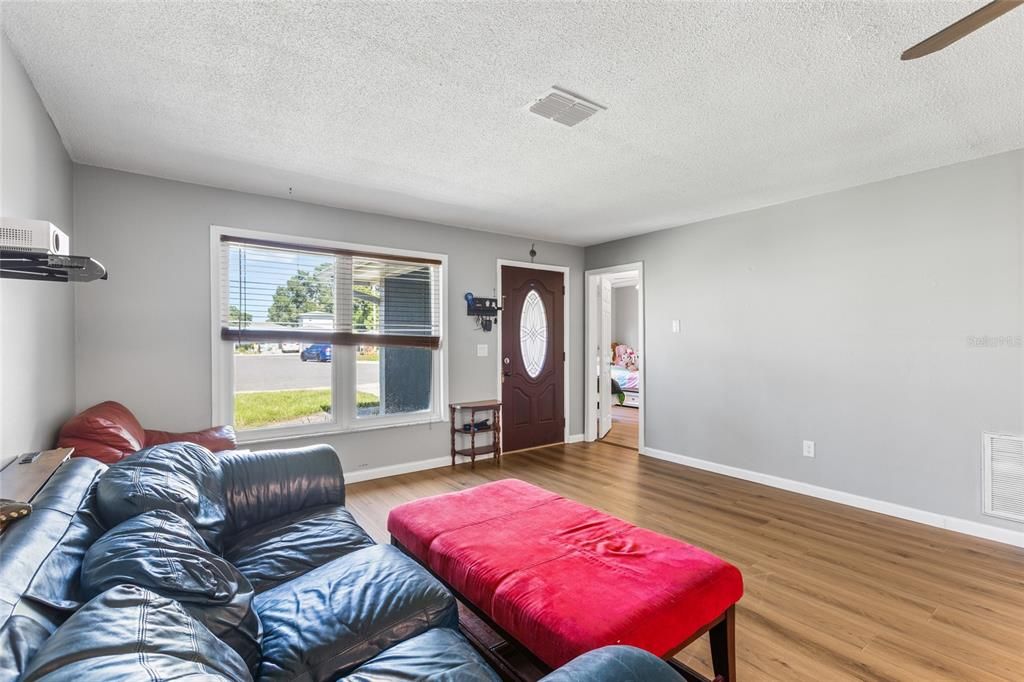 For Sale: $349,900 (3 beds, 1 baths, 1583 Square Feet)