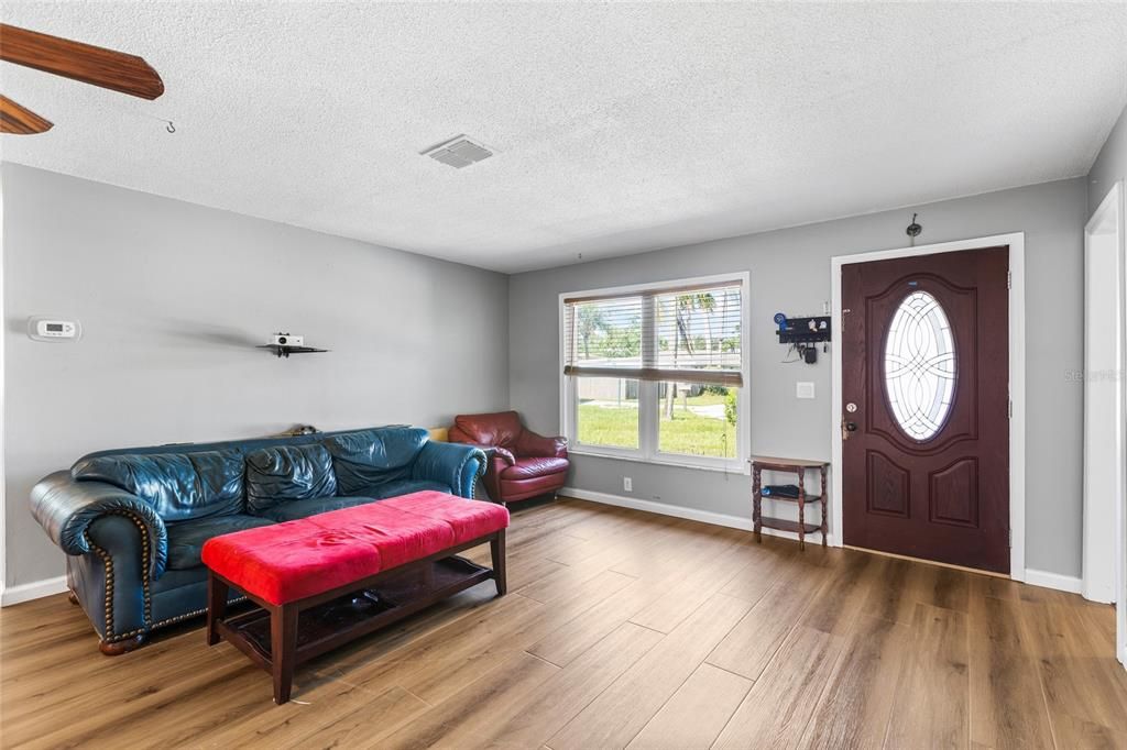 For Sale: $349,900 (3 beds, 1 baths, 1583 Square Feet)
